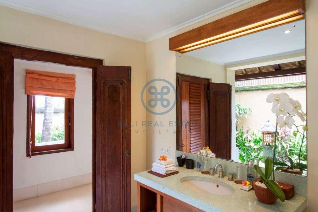 4 bedrooms villa beach front cemagi for sale rent 13