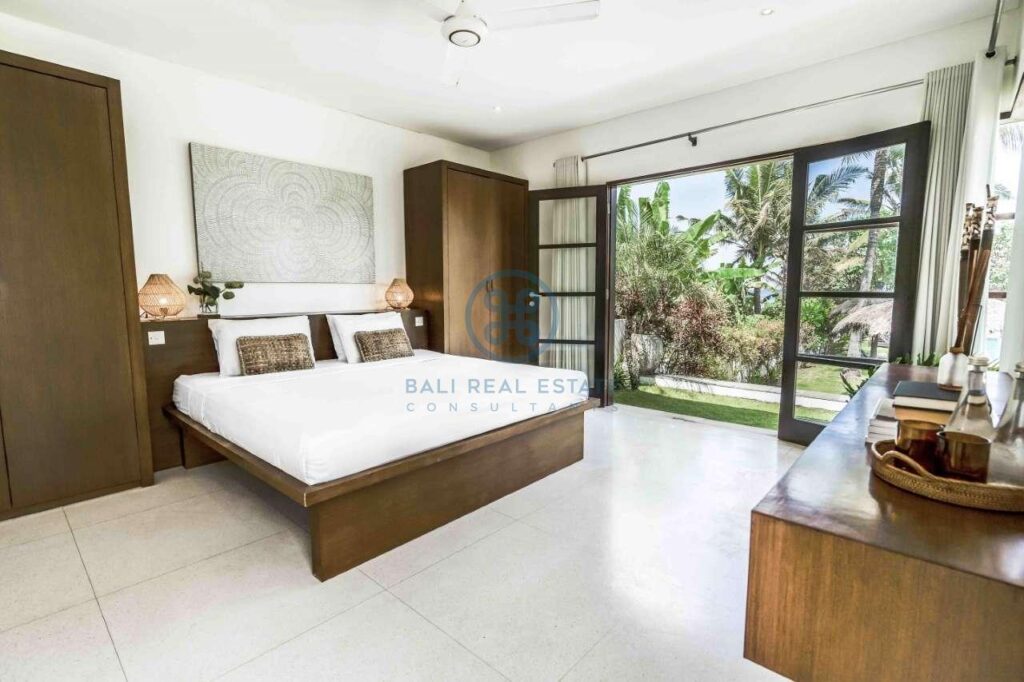 5 bedrooms villa beachfront tabanan for sale rent 8