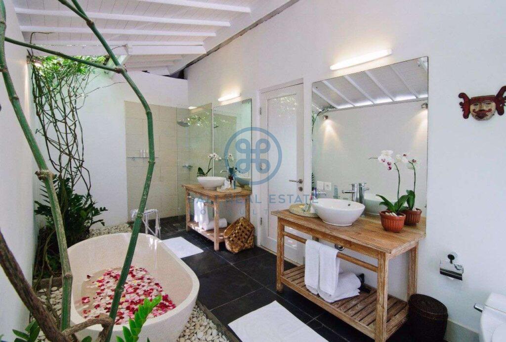 5 bedrooms villa garden view petitenget seminyak for sale rent 9 scaled