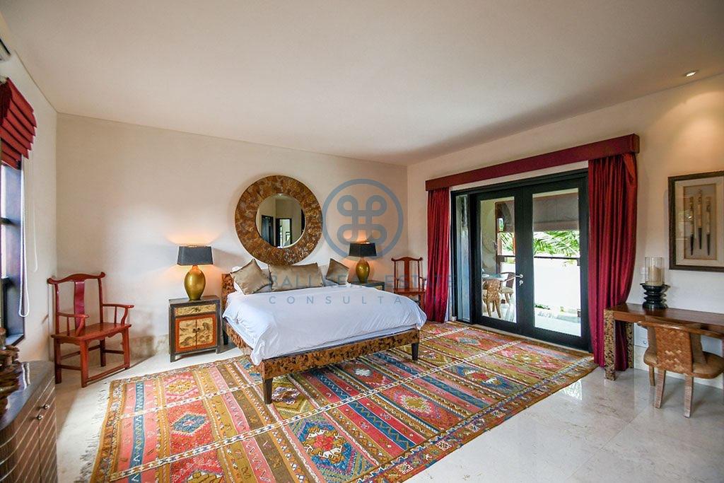 bedroom villa oberoy for sale