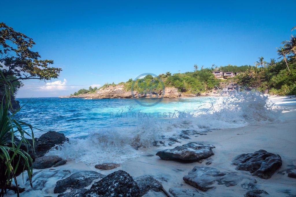 villa beachfront resort in nusa ceningan for sale