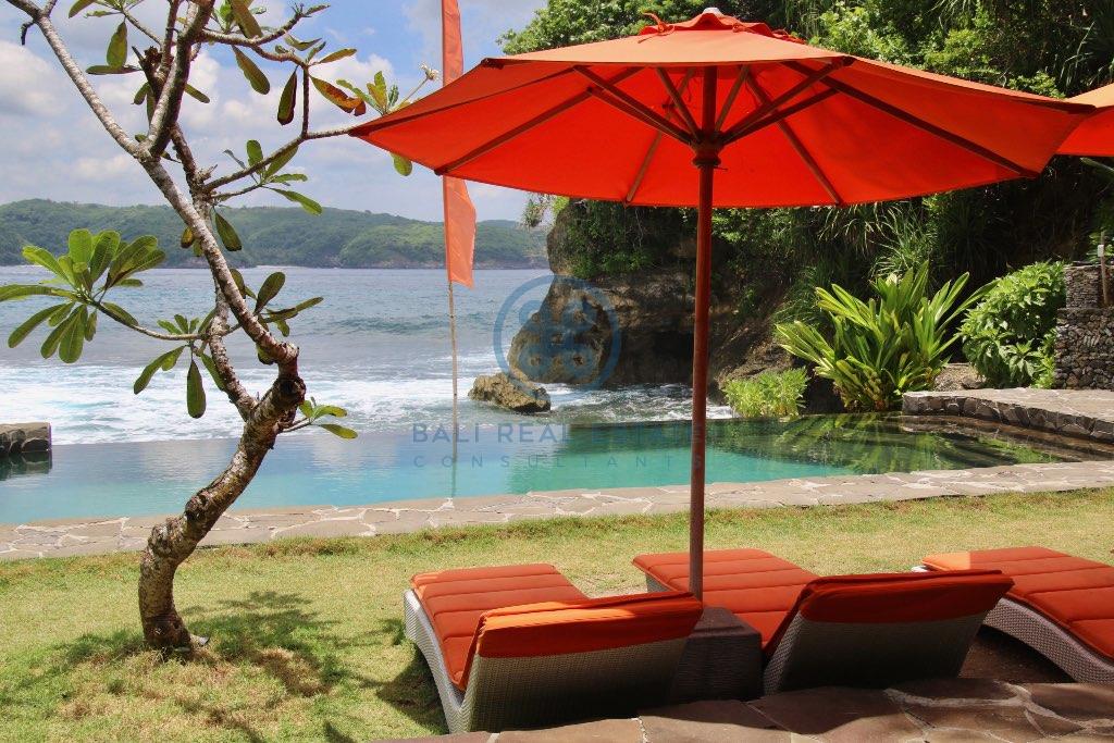 villa beachfront resort in nusa ceningan for sale